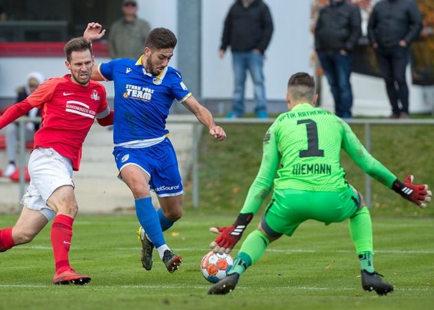 Vasileios Dedidis (m.) trifft zum 3:1-Endstand für den FC Carl Zeiss Jena.