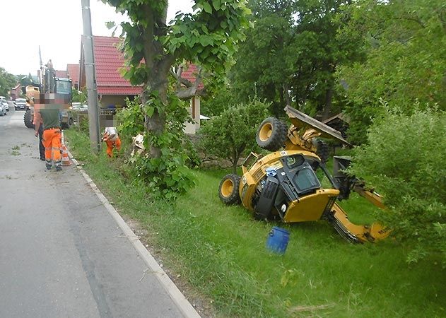 Der Bagger rutschte eine Böschung hinunter und blieb auf der Seite liegen.