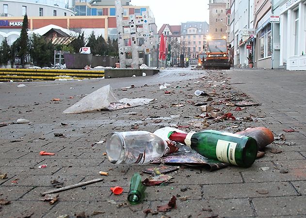 Böllerfetzen, Glasscherben, Raketenreste: Vieles blieb auf den Straßen und Gehwegen in Jena nach Silvester liegen. Besonders schlimm sah es nach der Party in der Johannisstraße aus.