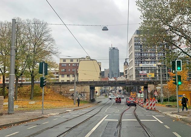 Querung an der Camsdorfer Brücke jetzt mit Ampel gelöst.