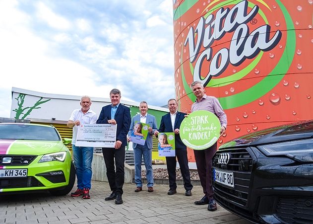 V.l.n.r.: Lutz Schulz, ehrenamtlicher Mitarbeiter beim Kinderhospiz Mitteldeutschland; Holger Fischer, Geschäftsführer der Autohaus Fischer GmbH; Thomas Heß, Geschäftsführer Thüringer Waldquell Mineralbrunnen GmbH; Uwe Fischer, Verkaufsleiter Autohaus Fischer GmbH & Steffen Glaubrecht, Geschäftsführer „collective avantgarde“ in Jena.