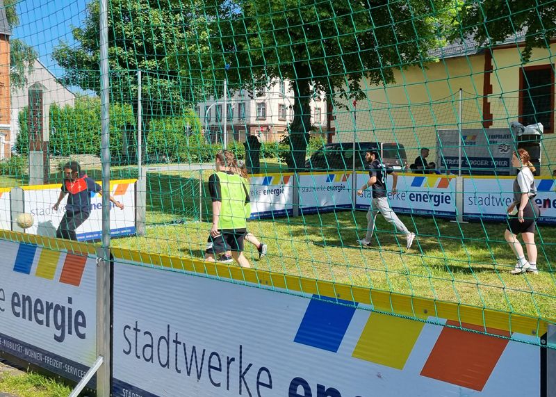 Im Zentrum der Kooperation steht die „Stadtwerke-Energie-Tour für Zivilcourage“ mit der Street-Soccer-Anlage des Fanprojektes.