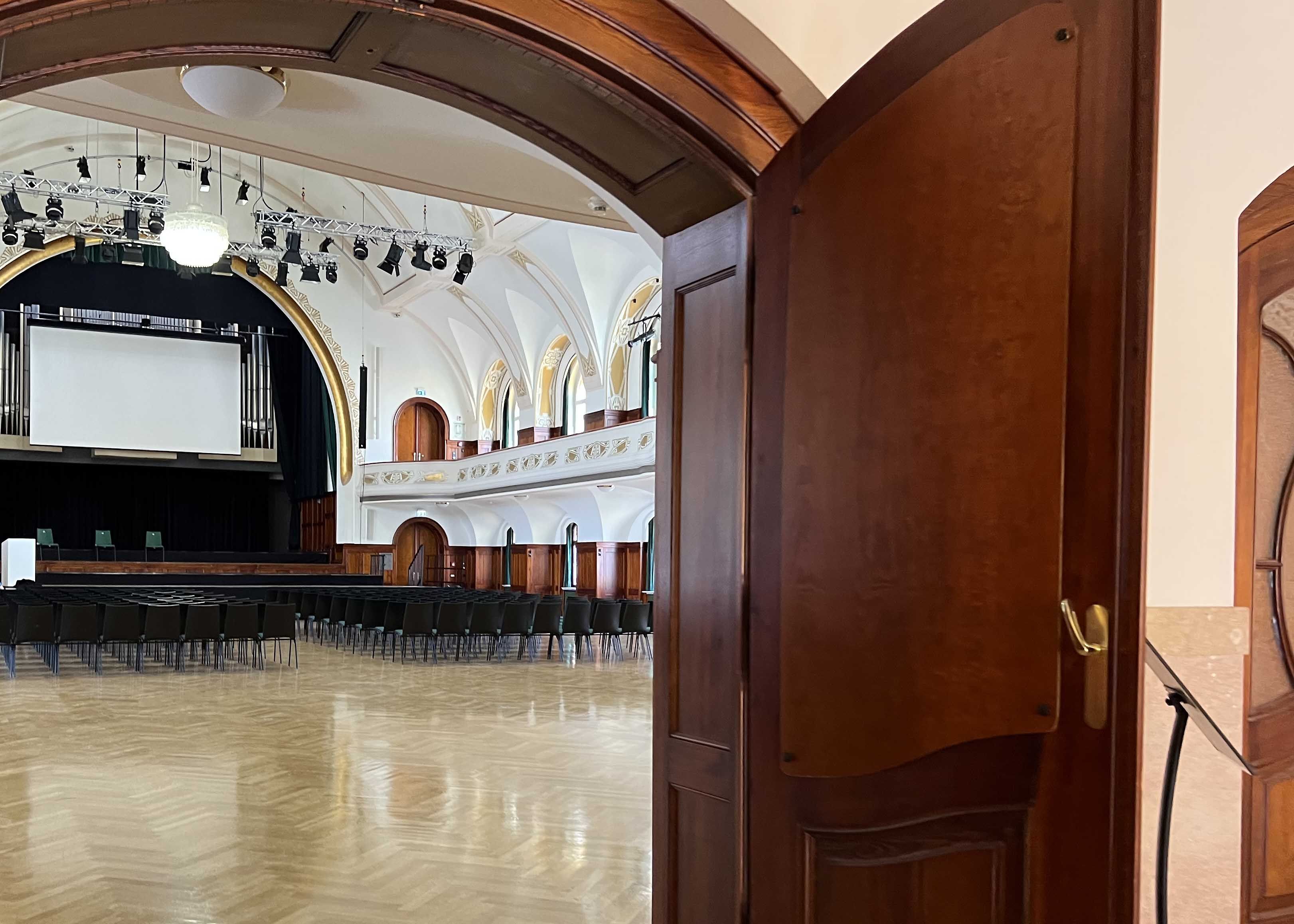 Alle interessierten Besucher:innen sind herzlich eingeladen, das Volkshaus Jena nach der umfassenden Sanierung neu zu entdecken.