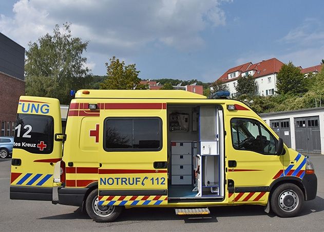Zukünftigen Rettungssanitäter  können nun  mit der mobilen Ambulanz praktische Erfahrungen sammeln.