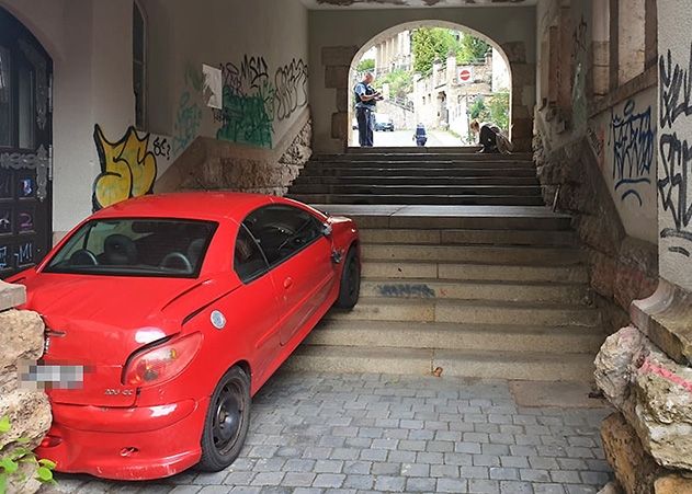 Die führerlose Fahrt endete an einer Mauer im Tunnel zwischen Lutherstraße und Carl-Zeiss-Platz.