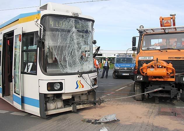 Unfallschwerpunkt in Jena-Burgau: Die Stadt Jena will mit dem Jenaer Nahverkehr das Gespräch suchen. Ein geringeres Tempo der Straßenbahnen könnte die Zahl der Zusammenstöße verringern.