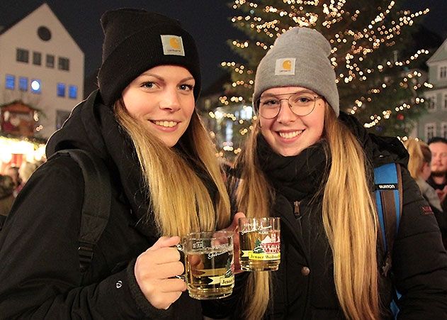Der Weihnachtsmarkt in Jena hat seine Pforten geöffnet: Die zwei Studentinnen Laura und Isabella freuten sich über den ersten Glühwein.