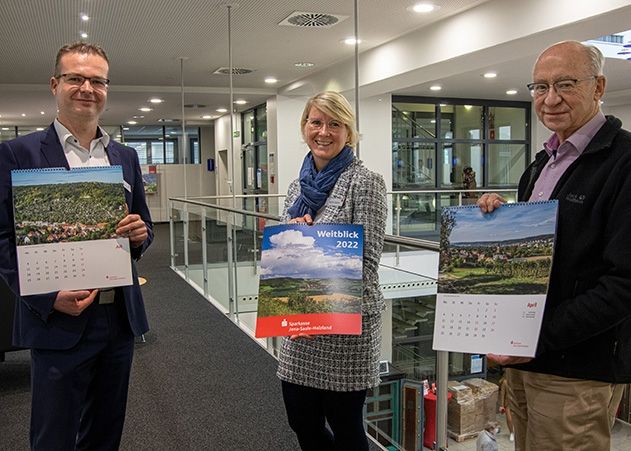 „Weitblick“ – Der neue Sparkassenkalender für 2022 zeigt tolle Motive aus unserer schönen Region. V.l.n.r.: Thomas Haueisen, Sparkasse Jena-Saale-Holzland (Filialdirektor Privatkundenvertrieb); Nicole Kappitz, Sparkasse Jena-Saale-Holzland (Vertriebsmanagement) und Klaus Enkelmann, Vereinsvorsitzender vom Fotoklub Unifok Jena e.V.