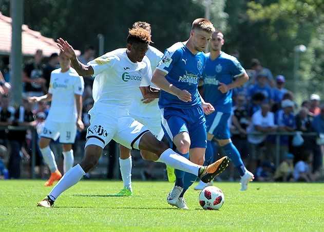 Im Zweikampf FCC-Spieler Dominik Bock (r.) und der Oliver Kingue von Ústí nad Labem.