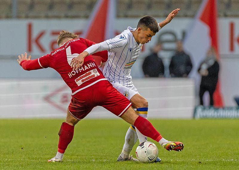 Im Zweikampf Jenas Pasqual Verkamp mit dem Cottbuser Jonas Hofmann.