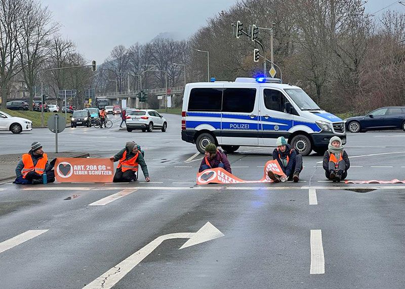 In Jena kleben radikale Umweltschützer auf der Kreuzung Ecke Knebelstraße/Fischergasse.