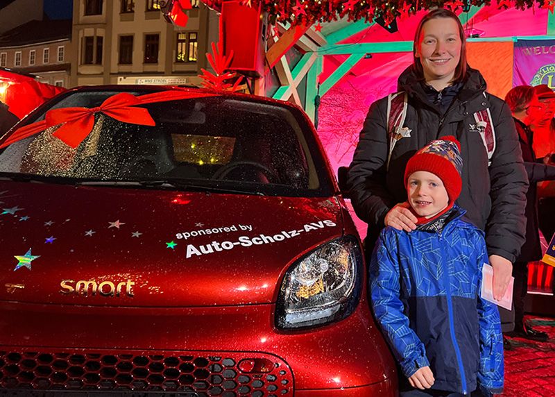 Hauptgewinn bei Weihnachts-Tombola: Daniela Egert mit Sohn Nils vor ihrem neuen Auto.