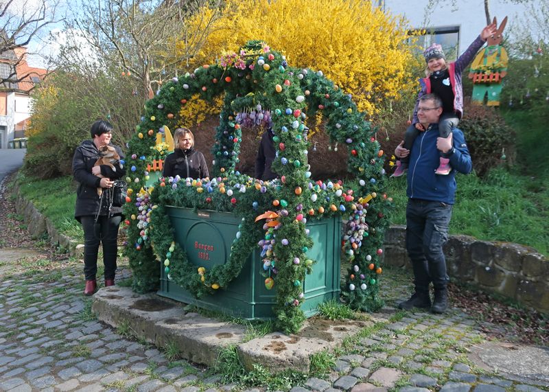 Der alte Dorfbrunnen in der Geraer Straße wurde von den Frauen vom Burgauer Ortsverein für Ostern festlich geschmückt.