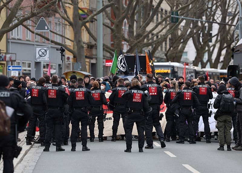 Etwa 200 Menschen haben in Jena an einer Protestveranstaltung gegen Polizei- und Staatsgewalt teilgenommen.