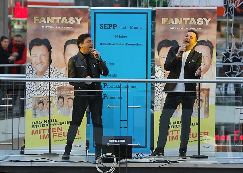 Das Schlager-Duo „Fantasy“ begeisterte mit Kurzauftritt in der Goethe Galerie in Jena.