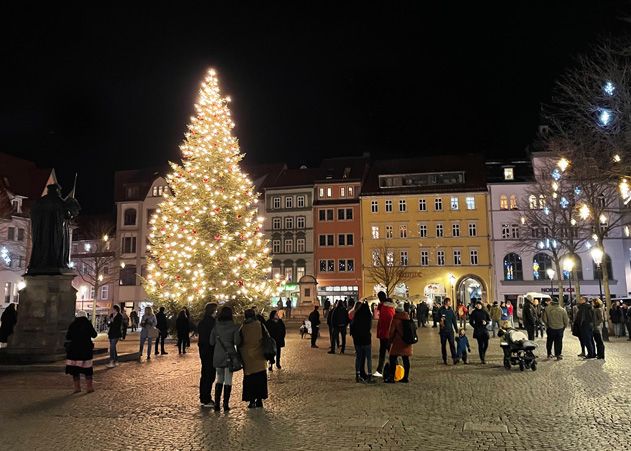 In Jena haben am Sonntagabend etwa 100 Menschen wieder gegen die Corona-Maßnahmen protestiert.