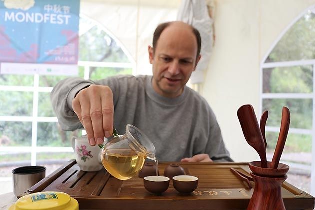 Roland Mar lud zur Teezeremonie in sein Zelt.