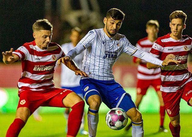 Jenas Burim Halili im Zweikampf gegen den Cottbuser Erik Engelhardt.