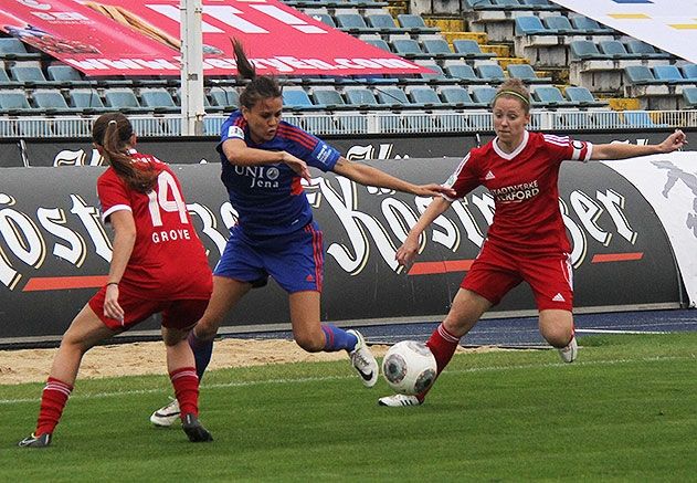 Amber Hearn (m.) versucht sich gegen die Herforderinnen Ashley Grove (l.) und Lisa Hackmann (r.) durchzusetzen. Der FF USV konnte zu Hause nur ein 3:3 erreichen und sinnt im Rückspiel auf Revanche.