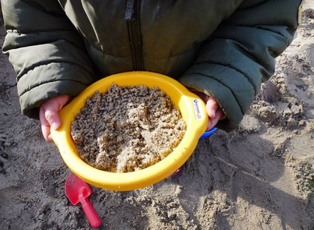 Die pulverförmige Substanz wurde auch auf bzw. im Sand des Spielplatzes in der Carolinenstraße gefunden. Das Pulver reagiert mit jeglicher Art Feuchtigkeit ätzend!
