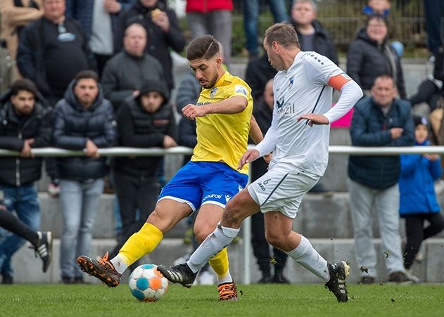 Im Zweikampf Jenas Vasilios Dedidis und der Erfurter Stephan Wetzold.