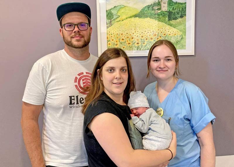 Zum zweiten Mal zusammen in Kreißsaal: Hebamme Jennifer (rechts) freut sich mit den frischgebackenen Eltern Susanne Ritter (mitte) und Peter Moths (links) über Baby Eliana.