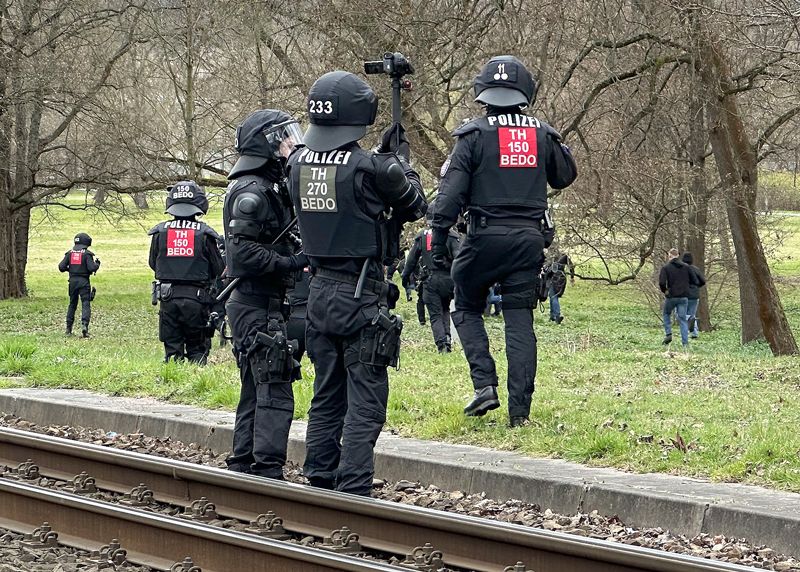 Nach dem Überqueren der alten Paradiesbrücke kam es zu einer unschönen kurzen Rangelei zwischen Fans und der Polizei.