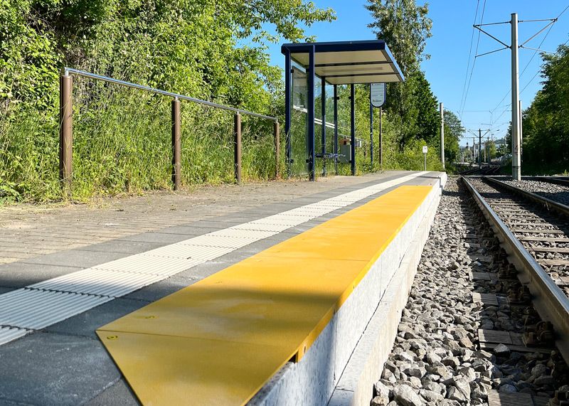 Die Haltestelle Jenoptik in Jena Göschwitz ist die erste, die mit den gelben Bahnsteigerhöhungen ausgerüstet wird. Weitere folgen in den nächsten Wochen.