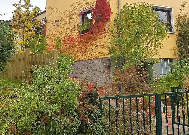 Dieses Jahr fiel die Wahl auf Familie Lätsch, welche rund um ihr Haus aus einer grauen Tristesse eine grünende und blühende Oase mit Fassadenbegrünung und üppiger Vorgartenbepflanzung entstehen ließ.
