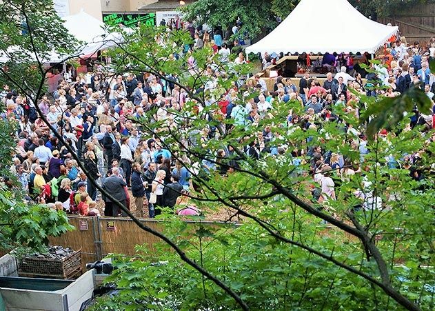 Auch in diesem Jahr wieder ein ausverkauftes Uni-Sommerfest. Großer Andrang herrschte vor allem an den zahlreichen Showbühnen.