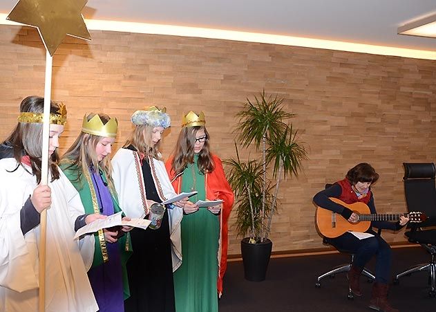 Clara Dörnbrack, Katharina Fachet, Sarah Ommer und Martha Gerber kamen als Sternsinger, sie wurden auf der Gitarre begleitet von Gabriele Schröer aus der Katholischen Gemeinde.