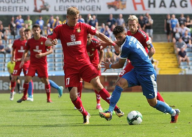 Im Zweikampf der Jenaer Davud Tuma (r.) und der Großaspacher Sebastian Schiek.