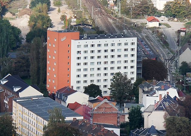 Wahrscheinlich ein Ehedrama: In diesem Hochhaus im Spitzweidenweg verletzte ein Mann seine Ehefrau so schwer, dass sie starb, und tötet sich danach selbst.