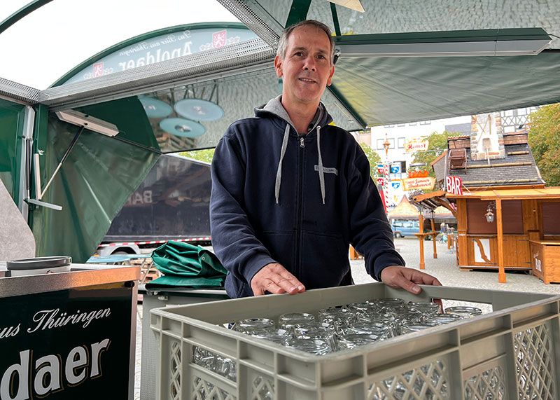 Fuchsturm-Wirt Thomas Moenke hatte mit seinem Team alle Hände voll zu tun, dass am morgigen Tag auch das Bier für die Festbesucher läuft.