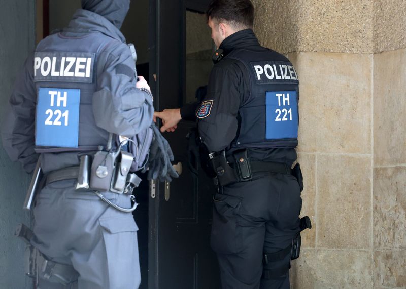 Seit den frühen Morgenstunden sicherten Polizisten die Eingänge der Schule ab.