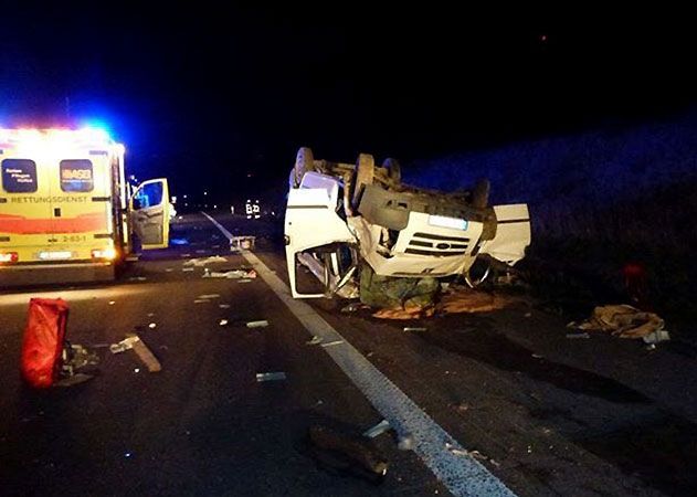 Der Transporter-Fahrer erliegt seinen schweren Verletzungen noch an der Unfallstelle.