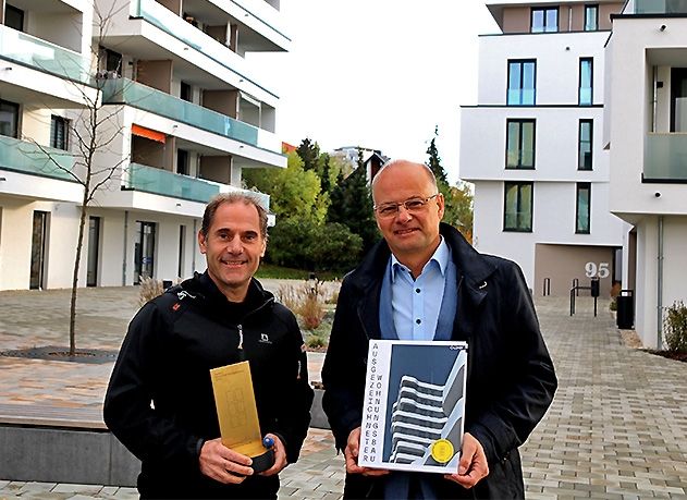 Erfolgreiche Quartiersentwicklung in Jena-Nord: Projektleiter Michael Raabe und Geschäftsführer Tobias Wolfrum freuen sich am „Schützenhof“ über die Auszeichnung für jenawohnen.