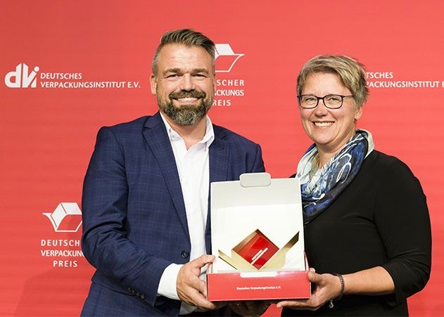 Martin Schulz, Marketingleiter, und Beate Padur, Verpackungsentwicklerin, nahmen den Deutschen Verpackungspreis 2019 für Griesson - de Beukelaer entgegen.
