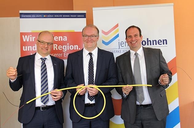 Glasfasernetzanbindung für 12.000 jenawohnen-Mieter: jenawohnen-Prokurist Tobias Wolfrum, Stadtwerke-Geschäftsführer Thomas Dirkes und Tele Columbus-Bereichsleiter Jean-Pascal Roux (v. l.) stellten das Projekt heute gemeinsam vor.