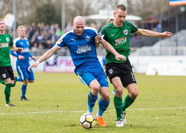 Jenas Torschütze Manfred Starke im Duell mit dem Münsteraner Ole Kittner.