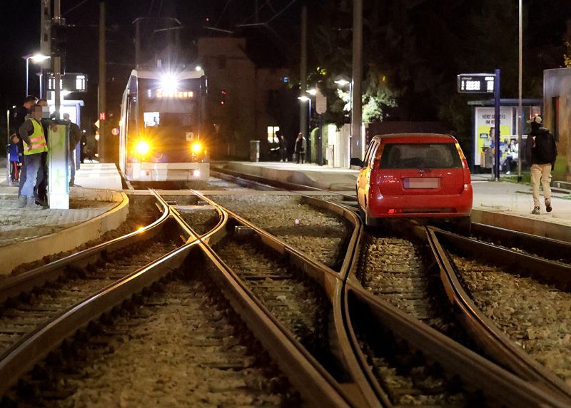 Das Fahrzeug blieb kurz vor der Haltestelle zwischen der Weiche stecken.