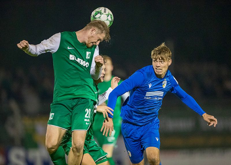 Chemie-Torschütze Philipp Harant im Kopfballduell mit Jenas Max Grimm.