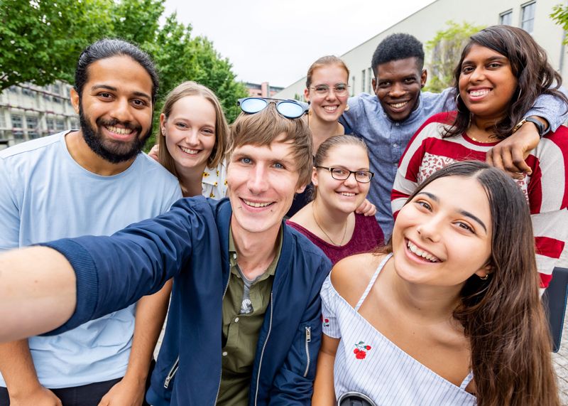 Studierende auf dem Campus der Ernst-Abbe-Hochschule Jena