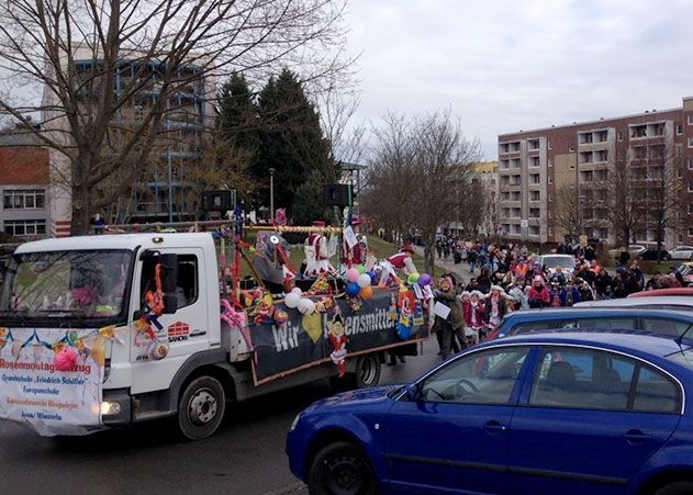 Der Narrenzug feierte am Rosenmontag gemeinsam mit dem Karnevalsverein Ringwiese seinen alljährlichen Straßenkarneval in Jena-Winzerla.