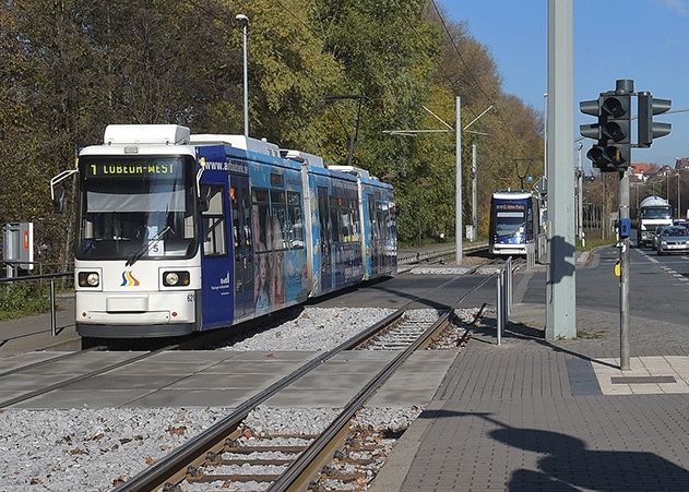 Das Ernst-Abbe-Sportfeld ist sehr gut mit den Straßenbahnen des Jenaer Nahverkehrs zu erreichen.