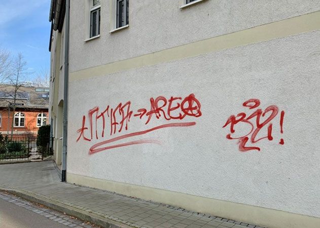 Die Graffiti besitzen politisch motivierte Inhalte. Wie auch hier am Camsdorfer Ufer.