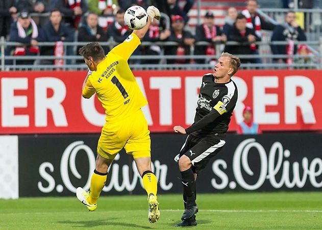 Jenas Kapitän Rene Eckardt auf dem Weg zum 1:0-Führungstreffer in Würzburg.