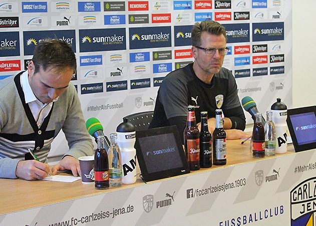 Die Mannschaft von Cheftrainer Rico Schmitt (r.) muss am Sonntag in Großaspach antreten.