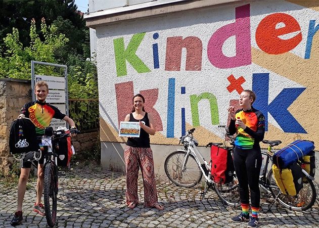 Auch wenn die „alte“ Kinderklinik in der Kochstraße längst nicht mehr als Standort dient, so ist sie doch für Sarah (r.) noch ein wichtiger Erinnerungsort.