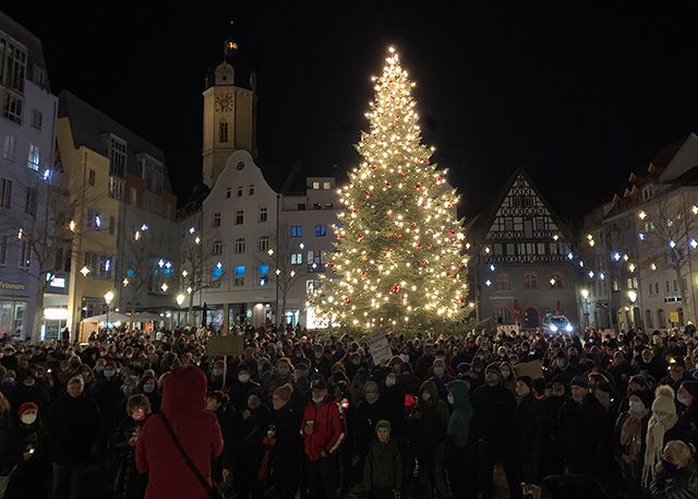 Etwa 500 Menschen demonstrierten am Montagabend auf dem Jenaer Marktplatz gegen die geplante Impfpflicht für Pflegepersonal.